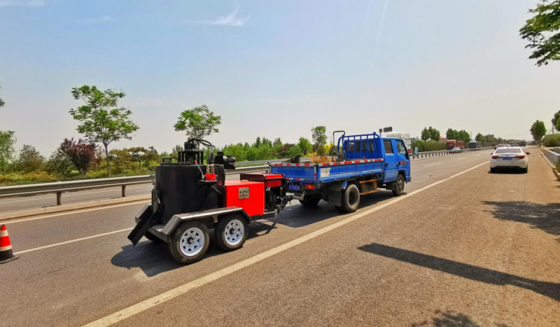 路應(yīng)急養(yǎng)護(hù)車